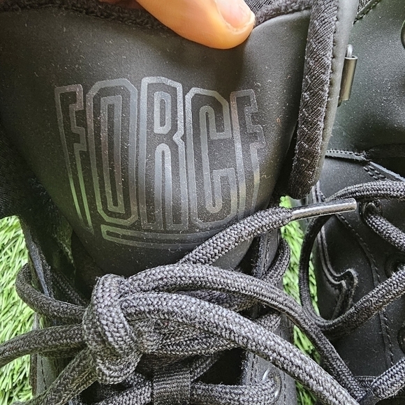 Nike force men's sneakers in size 9.5, color black in great condition - Picture 12 of 15